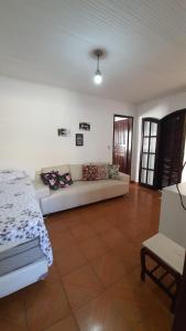 salon z białą kanapą w pokoju w obiekcie Casa Aconchegante em Arraial w mieście Arraial do Cabo