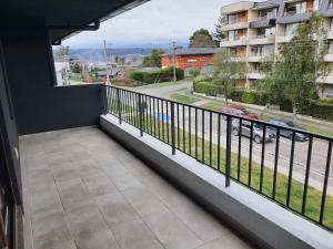 uma varanda com vista para uma rua em Departamento vacacional em Villarrica