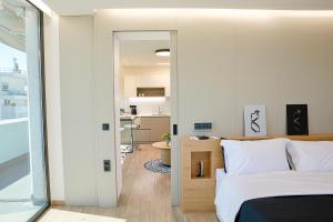 Кровать или кровати в номере The First Key Luxury & small apartment in the center of Xanthi