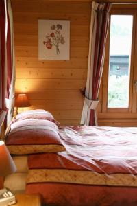 Rúm í herbergi á Chalet Suisse Bed and Breakfast