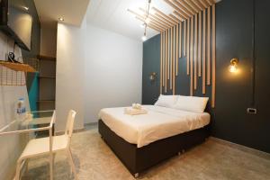 1 dormitorio con cama y mesa de cristal en Chillax Khaosok Hostel - SHA Certified en Khao Sok