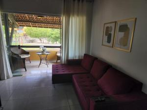 un soggiorno con un divano e un tavolo di Lindo e confortável Flat Em Gravatá a Gravatá