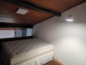 Posto letto in camera con parete bianca di Lindo e confortável Flat Em Gravatá a Gravatá Altre 37 foto