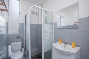 un bagno con wc, lavandino e doccia di Studio La Pivoine, en bord de mer a Les Trois-Îlets