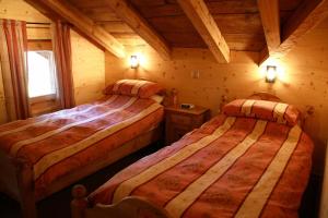 Rúm í herbergi á Chalet Suisse Bed and Breakfast