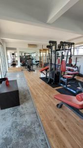 un gimnasio con muchas cintas de correr y máquinas en Vivaterra Apartments - San Telmo en Buenos Aires