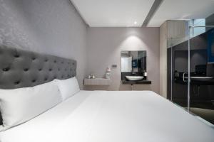 Tempat tidur dalam kamar di Mari Queen Hotel