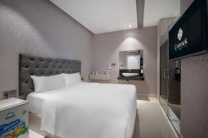 Tempat tidur dalam kamar di Mari Queen Hotel