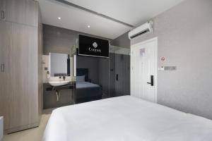 Tempat tidur dalam kamar di Mari Queen Hotel