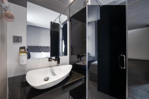 Kamar mandi di Mari Queen Hotel