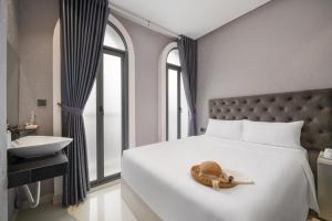 Tempat tidur dalam kamar di Mari Queen Hotel