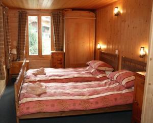Un pat sau paturi într-o cameră la Chalet Suisse Bed and Breakfast