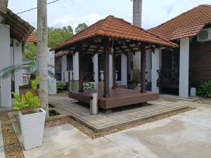 Old Klang Road Homestay Dungun في دونجون: شرفة في ساحة منزل