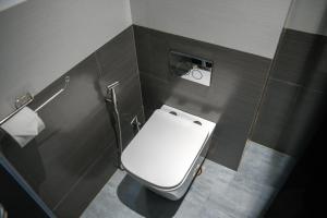 Kamar mandi di Mari Queen Hotel