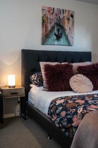 sypialnia z łóżkiem z obrazem na ścianie w obiekcie Lake Esmond Place w mieście Canadian