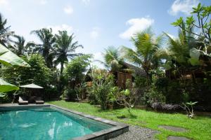a swimming pool in the yard of a villa at Ita House in Tegalalang