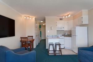 Habitación con cocina y sala de estar. en Casa Del Mar Beachfront Suites en Galveston