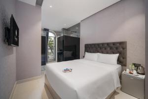 Tempat tidur dalam kamar di Mari Queen Hotel