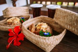 dos cestas con comida en una mesa en Ita House, en Tegalalang