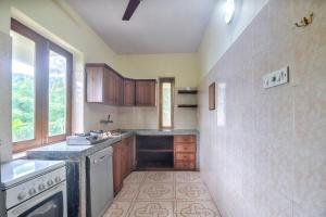 una cucina con piano cottura, lavandino e finestra di Amazing Hilltop 3BHK Villa with Swimming Pool a Goa Velha