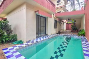 einen Pool im Innenhof eines Gebäudes in der Unterkunft Amazing Hilltop 3BHK Villa with Swimming Pool in Velha Goa