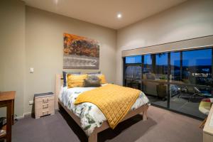 懷蒂昂格的住宿－Waterways Serenity，一间卧室设有一张床和一个大窗户