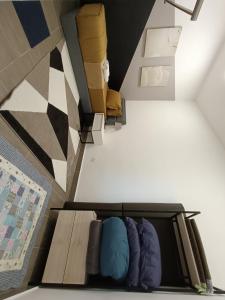 コタバルにあるBR Troika Homestayの椅子とボックス(枕付)が備わる客室です。