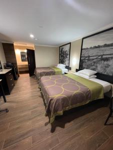 Postel nebo postele na pokoji v ubytování Super 8 by Wyndham McAllen-Downtown-Airport-LA Plaza Mall