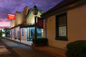 un edificio con un letrero al lado de una calle en Keilor Motor Inn, en Keilor