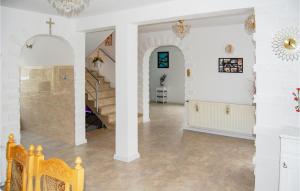 un corridoio di una casa con pareti bianche e una scala di Stunning Apartment In Wielki Klincz With Wifi a Wielki Klińcz