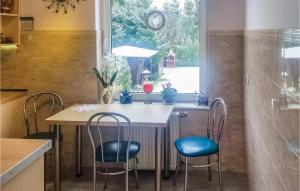 un tavolo e delle sedie in una cucina con una finestra di Stunning Apartment In Wielki Klincz With Wifi a Wielki Klińcz Altre 14 foto