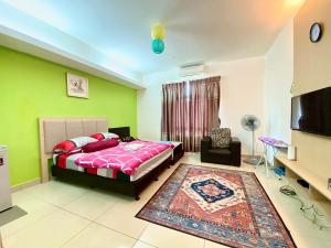 een slaapkamer met groene muren en een bed en een tapijt bij Private Studio Viana Court Service Apartment 2 with private parking in Kota Bharu