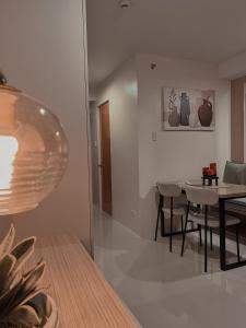a dining room with a table and chairs at City View at The Persimmon Studios in Cebu City +21 photos