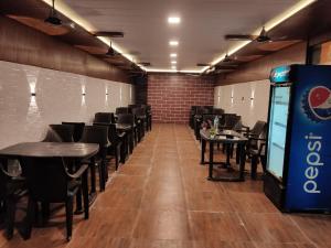Hotel Geetanjali St Bus Stand Panvel餐厅或其他用餐的地方