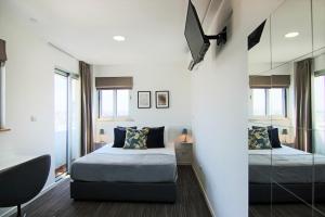 1 dormitorio con 2 camas y espejo en Phaedrus Living: Luxury Suite Nicosia 510, en Nicosia