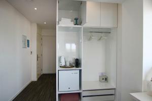Кухня або міні-кухня у Phaedrus Living: Luxury Suite Nicosia 510