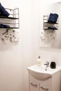 uma casa de banho com lavatório, espelho e toalhas em Le Studio Émeraude - Topdestination-Spa em Spa