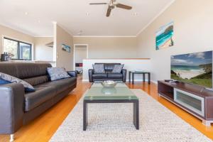 Sands في بلويز بيتش: غرفة معيشة مع أريكة وتلفزيون