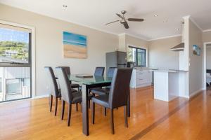 Sands في بلويز بيتش: غرفة طعام ومطبخ مع طاولة وكراسي