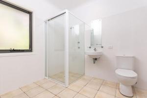 Sands في بلويز بيتش: حمام مع دش ومرحاض ومغسلة +16 صورة