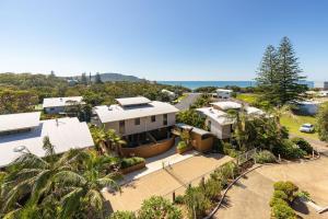 Sands في بلويز بيتش: منظر جوي لمنزل به أشجار نخيل