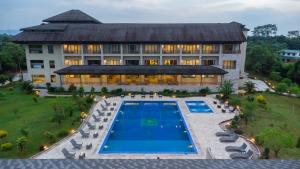 Басейн в Soaltee Westend Resort Chitwan або поблизу