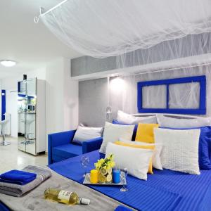 un soggiorno in blu e bianco con divano blu di Santorini Style in Athens, Greece ad Atene