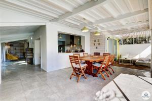 a dining room with a wooden table and chairs at Villa Honorine - Piscine privée - Saint-Gilles in Saint-Gilles-les Hauts