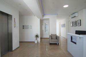 een hal met een stoel in een kamer bij Phaedrus Living: Luxury Suite Nicosia 501 in Nicosia