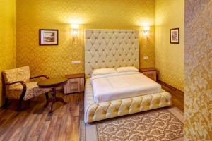 um quarto com uma cama, uma mesa e uma cadeira em Lviv Apartments em Lviv