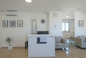 Phaedrus Living: Luxury Suite Nicosia 510 في نيقوسيا: غرفة انتظار مع كونتر وكراسي في غرفة