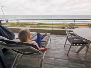 Balkoni atau teres di 30 Degrees Beach Apartment Umdloti +11 gambar