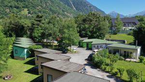 einem Luftblick auf ein Dorf mit Häusern und Bergen in der Unterkunft Motel - Hôtel "Inter-Alp" à St-Maurice in Saint-Maurice