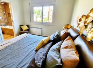 Postel nebo postele na pokoji v ubytování Cheerful Townhouse Center Sitges 5 bedrooms Pool and Terrace